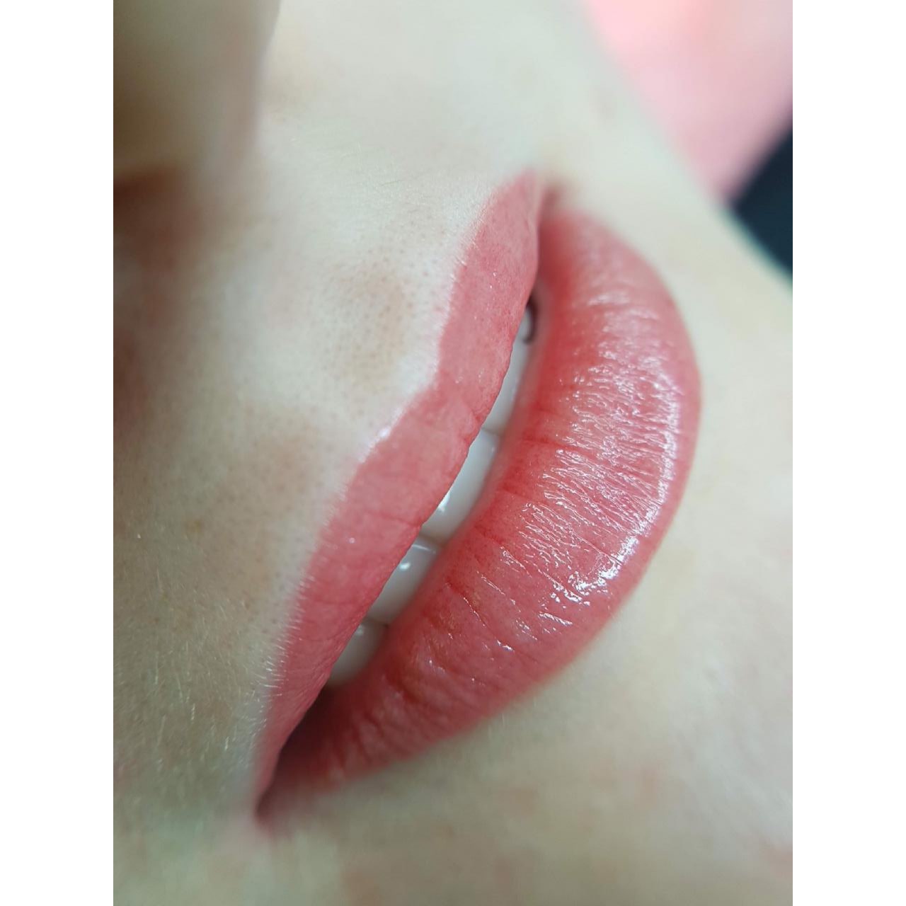 Как происходит создание акварельного эффекта на губах?